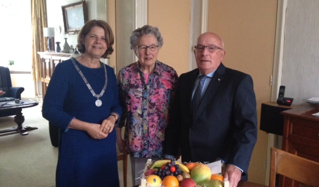 Op 15 mei waren de heer en mevrouw Vermeij 60 jaar getrouwd. Burgemeester Van Bijsterveldt kwam langs met de felicitaties.