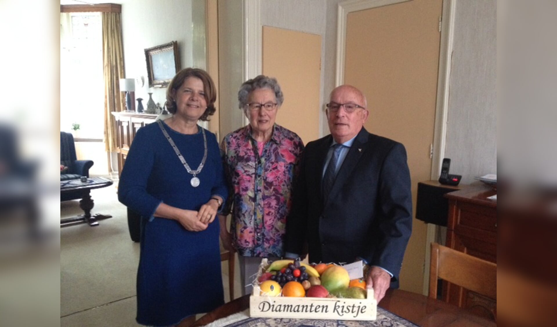Op 15 mei waren de heer en mevrouw Vermeij 60 jaar getrouwd. Burgemeester Van Bijsterveldt kwam langs met de felicitaties.
