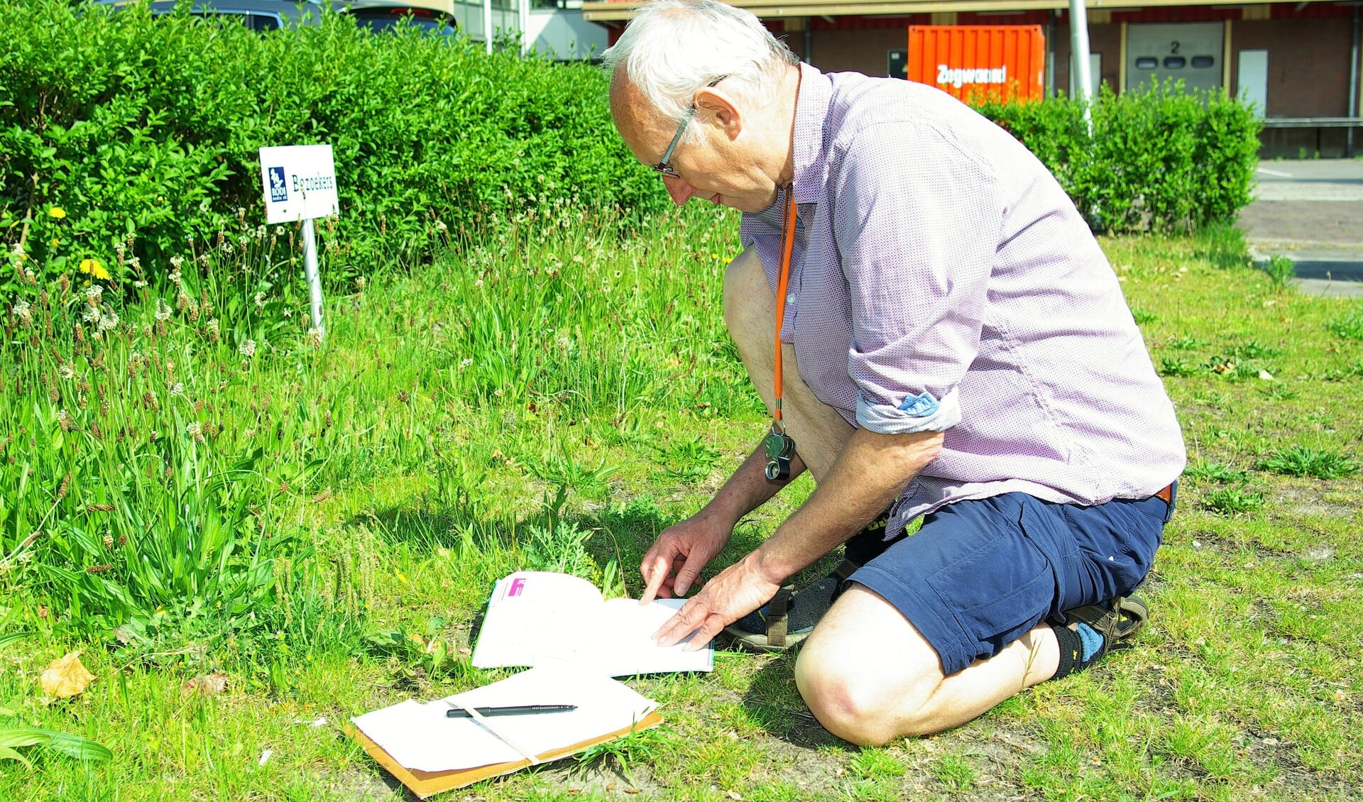 Geert van Poelgeest is in zijn sas op de groene parkeerplaats van RODI, waar hij zo’n 42 verschillende plantensoorten vindt. (foto: Jesper Neeleman)