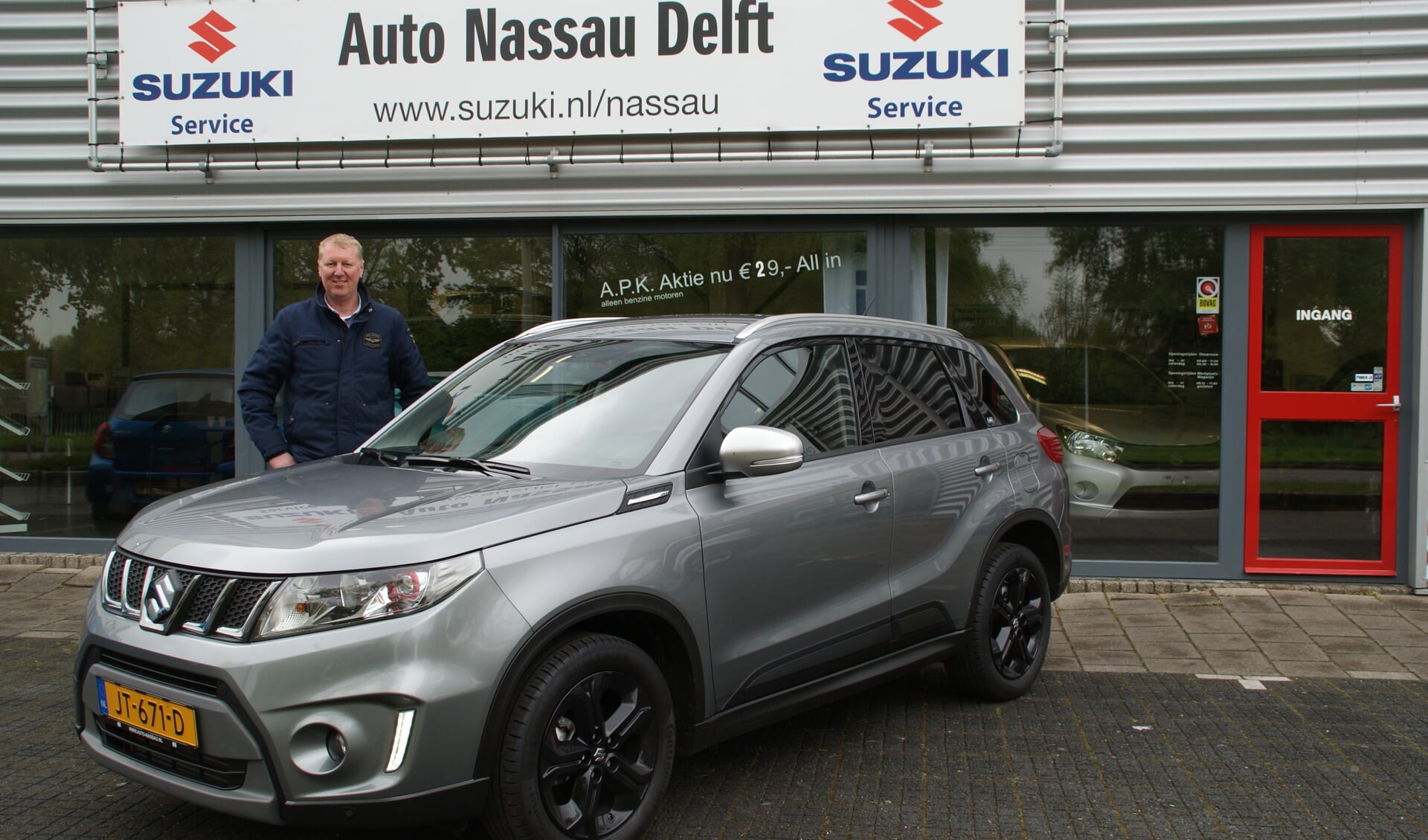 Patrick van den Berg bij de door hem als ‘ultieme vakantieauto’ omschreven Suzuki Vitara 1.4 BoosterJet.