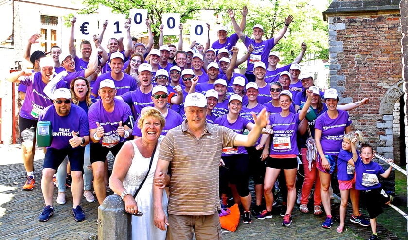 Talloze regiogenoten staan letterlijk en figuurlijk achter Martin en Olga van Eden. Zij zijn nog tot 16 juni druk in de weer om zoveel mogelijk geld in te zamelen voor onderzoek naar de ziekte van Huntingon, waar Martin van Eden mee kampt. (foto: Koos Bommelé)
