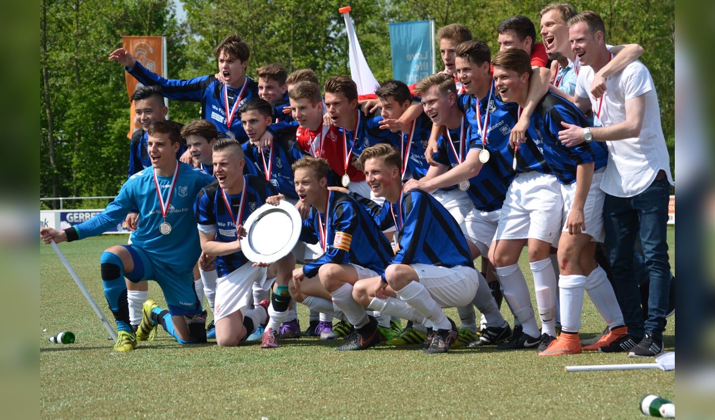 Het team van JO17-1 van Sv Den Hoorn is na een zeer spannende wedstrijd kampioen geworden in de Hoofdklasse. Super gedaan mannen!