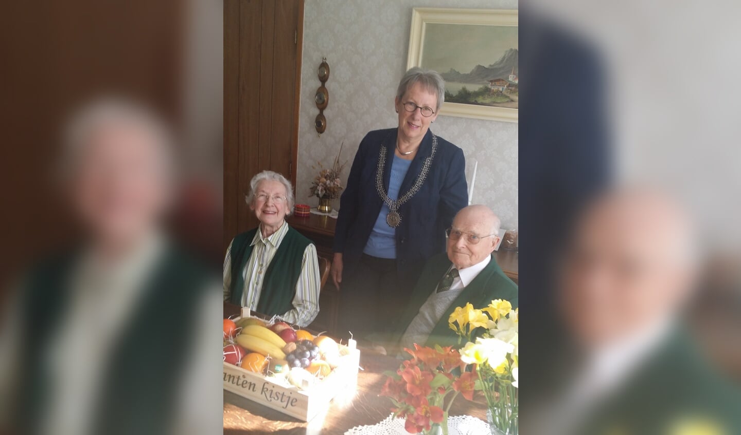 Op 24 april waren de heer en mevrouw Van Velzen 60 jaar getrouwd. Locoburgemeester Aletta Hekker kwam op bezoek. 
