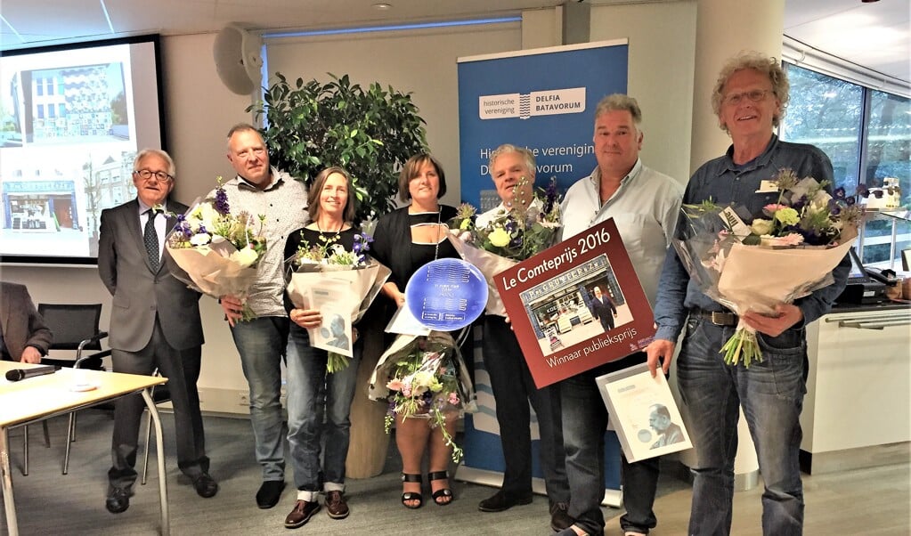 Theo Thomassen, Chris Dieke van de Gemeente Delft, Nan Deardorff-McClain, mevrouw Koegler, Rob van der Leeuw, Willem Koegler en Jos de Wit.  (foto: Jesper Neeleman)