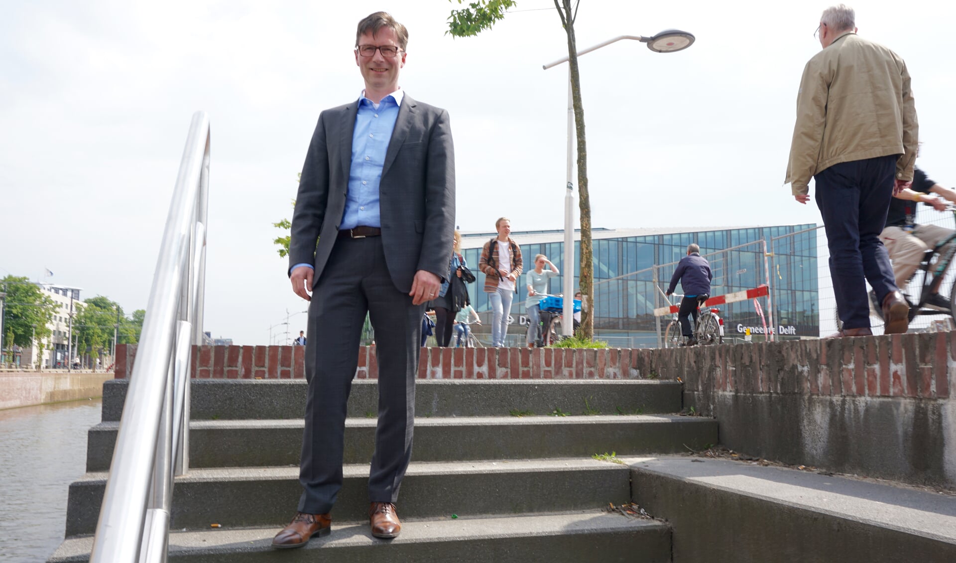 Wethouder Brandligt: ‘Zakken van bodem in delen van Delftse binnenstad gaat behoorlijk rap.’ (foto: Henk de Kat)