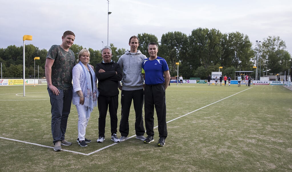 Van links naar rechts: Wesley Toet, Nelleke Kamps, Hernandes Sam-Sin, Frank Damshuiser en Henk Halbe. (foto: Marieke Zelisse)