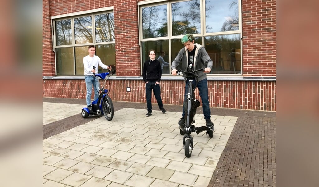 Robin van den Bosch, Thomas Koppelaar en Wolf Meerburg (v.l.n.r.) zijn druk in de weer met het testen van Iwheels. 