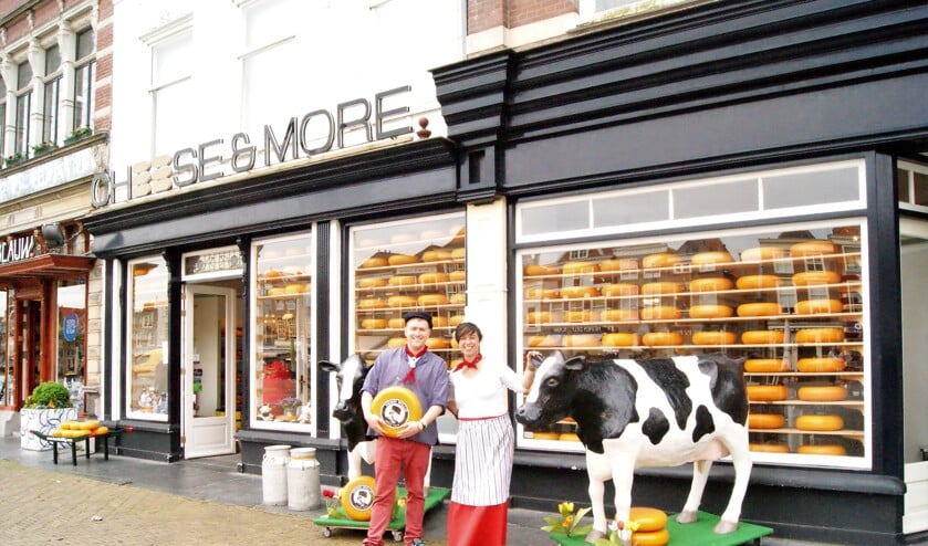 Store-manager Angelique Sprokkereef (rechts) bij Cheese & More op de Markt.   