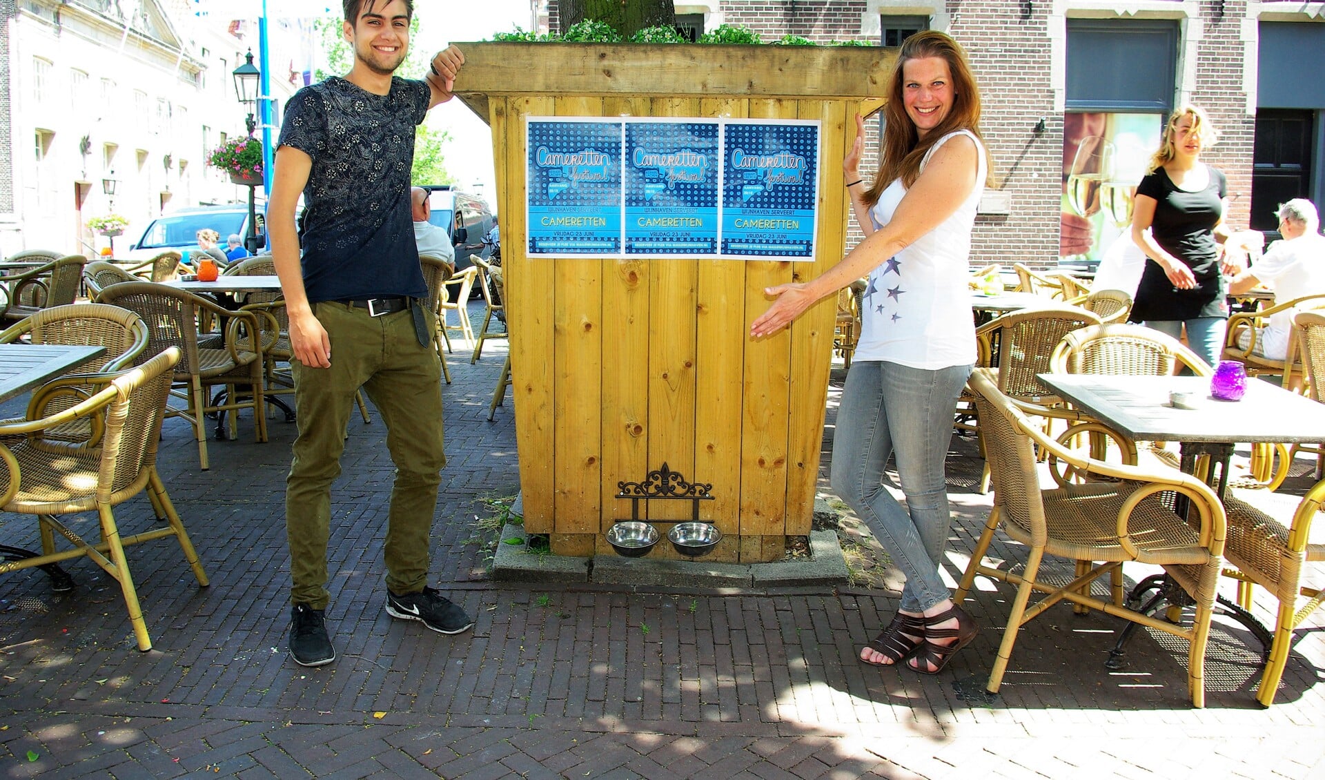 Remi van Casteren (links) en Nadia Kruiswijk kijken uit naar het Cameretten Festival, dat vrijdag 23 juni op het plein bij de Wijnhaven is. 
