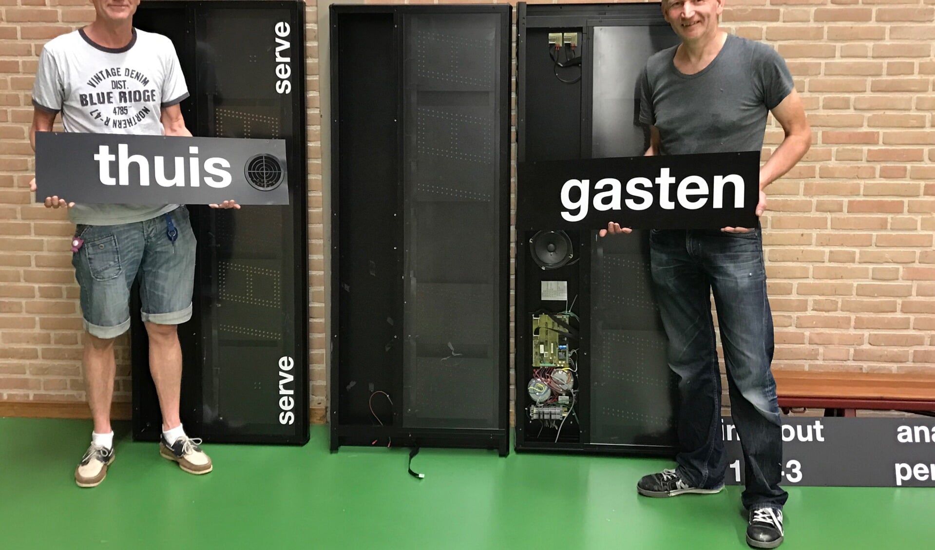 Folkert Majoor en Pieter van Rij en het scorebord van DAS, dat van de Bras mee verhuist naar de nieuwe sporthal in de Spoorzone. 