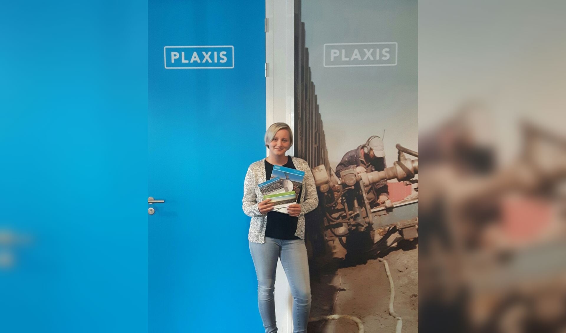 Arijana Ramdedovic van Plaxis toont drukwerk dat door Perfect Drukwerk is verzorgd. 