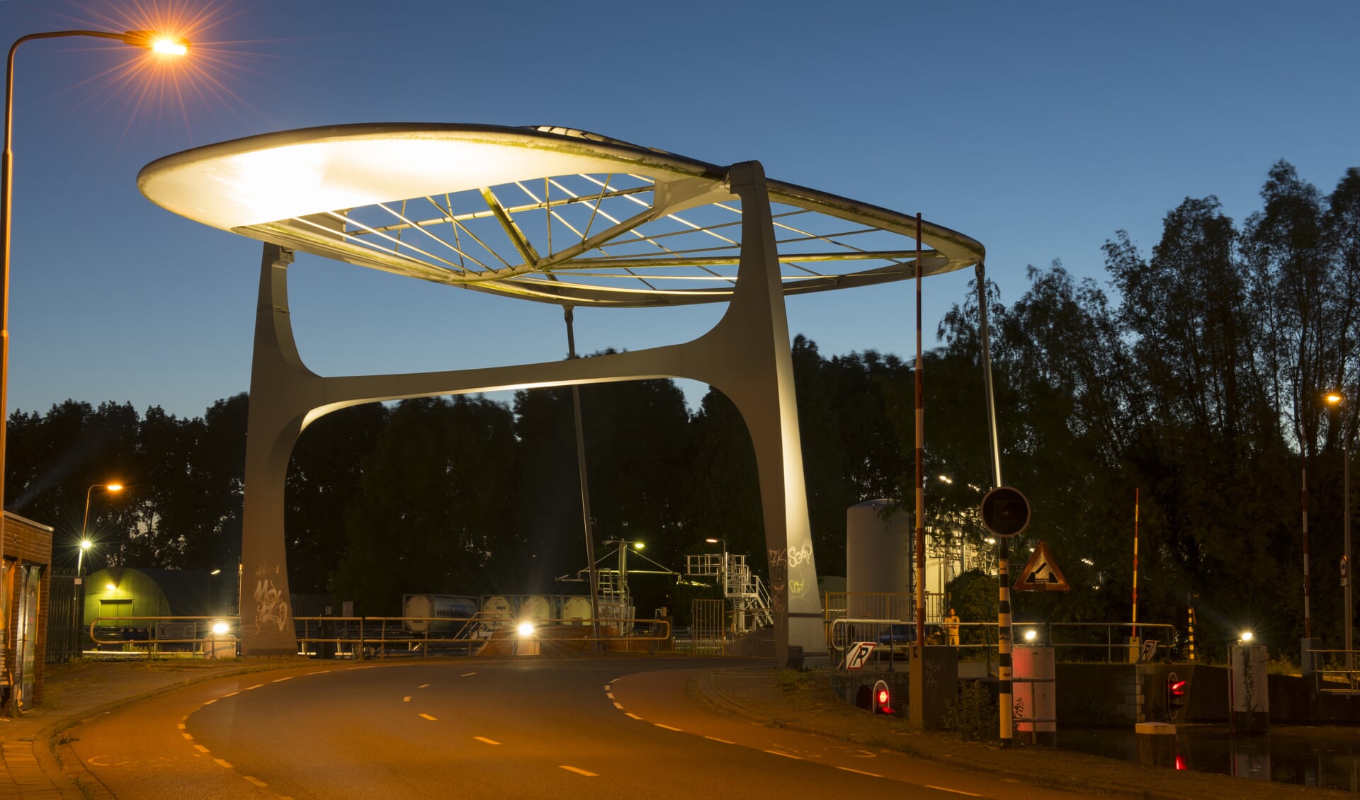 De Kolenhavenbrug - bij het voormalig Calvé-terrein - wordt al met LED-verlichting belicht. Komende jaren moeten alle Delftse lantaarns worden voorzien van LED-verlichting. (foto: Justyna van Grootveld)