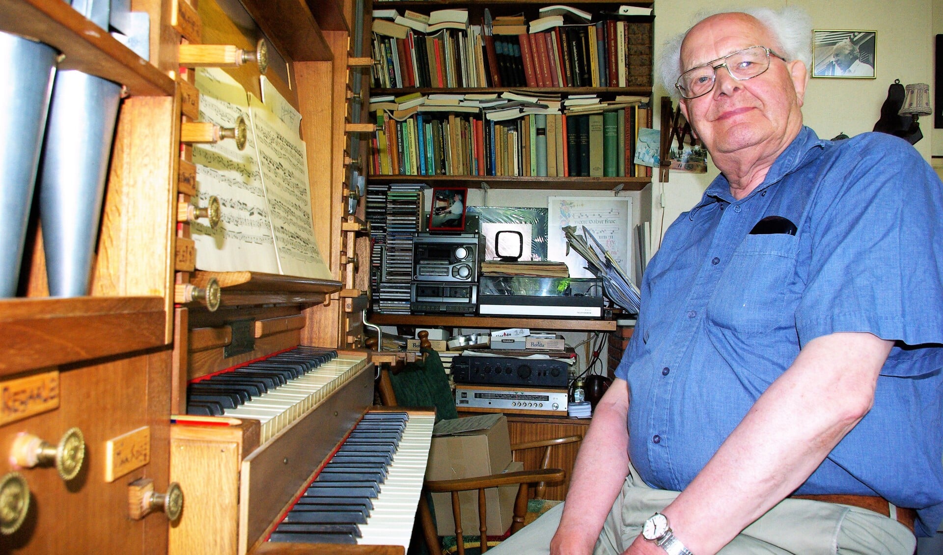 Jan J. van den Berg in zijn eigen woning, achter zijn zelfgebouwde orgel. 