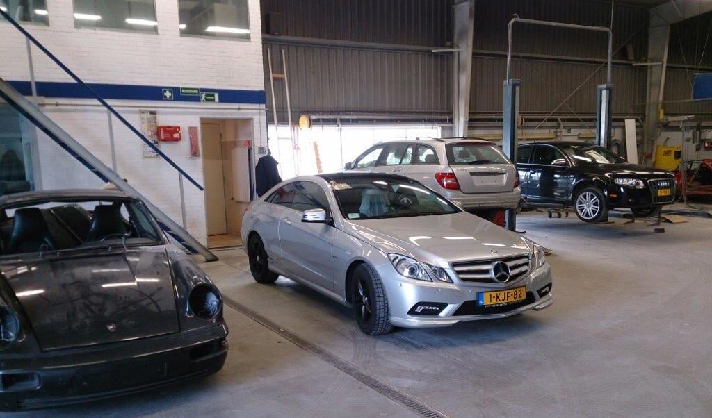 Het team van Delft Autoschade neemt uw auto bekwaam onder handen. (Foto: PR)
