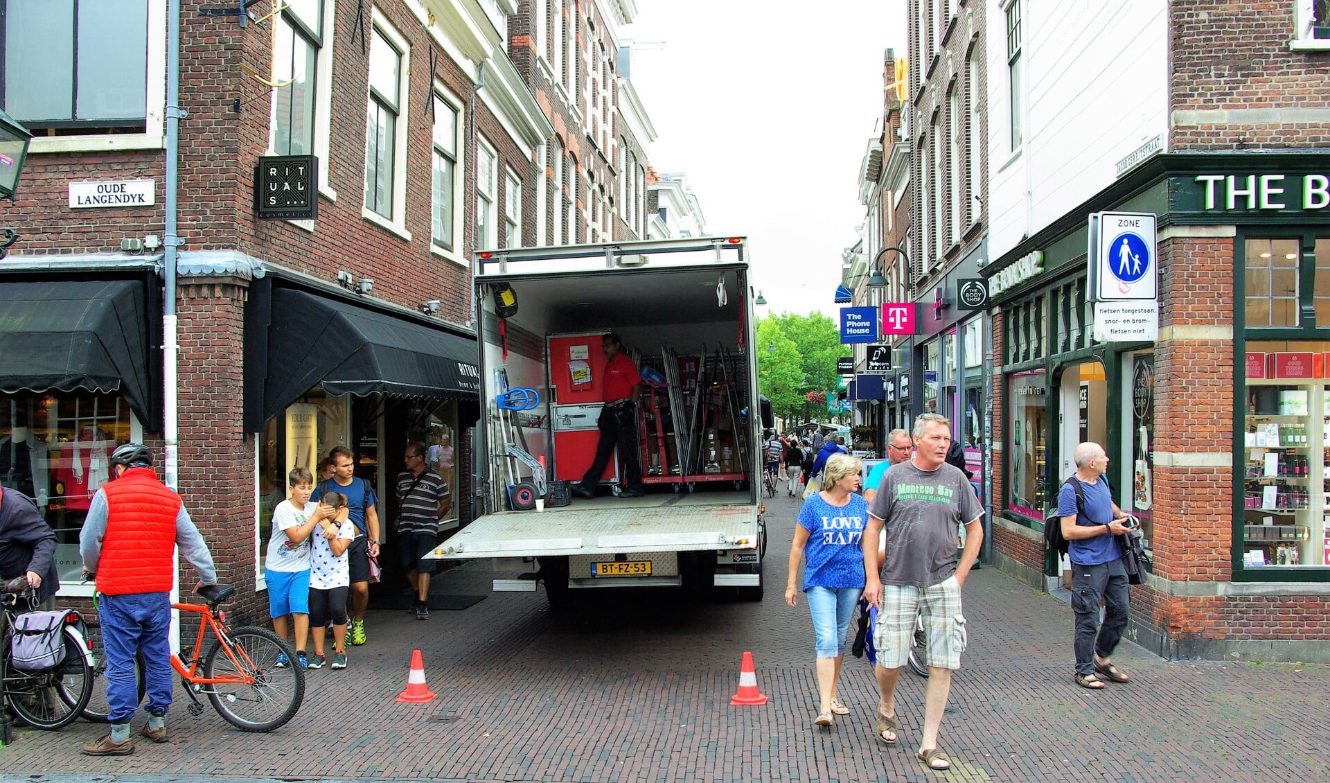 Winkelend publiek manoeuvreert zich al jaren langs vrachtwagens in de binnenstad. Vanaf 2025 moet dit voorbij zijn. Met invoering van venstertijden is een eerste stap gezet. (foto: Jesper Neeleman) 