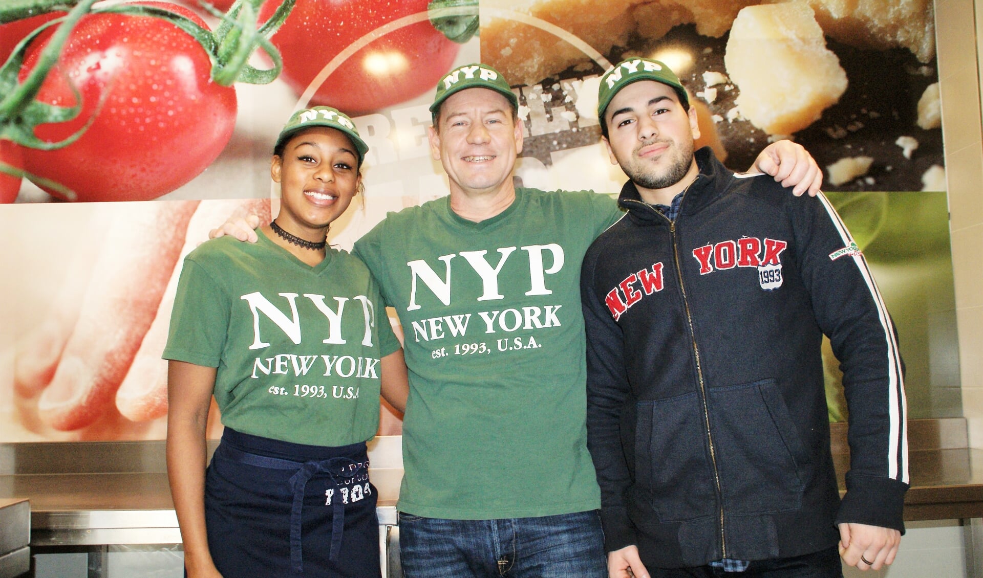 Erik Kreus (midden) van New York Pizza en twee van zijn enthousiaste medewerkers