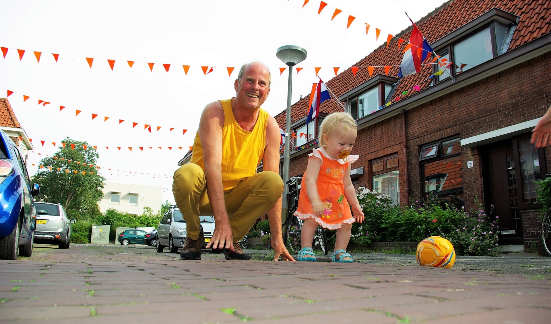 John Stals (links) en Uma (rechts), met haar veertien maanden één van de jongste fans van de Oranje Leeuwinnen. (foto: Jesper Neeleman)