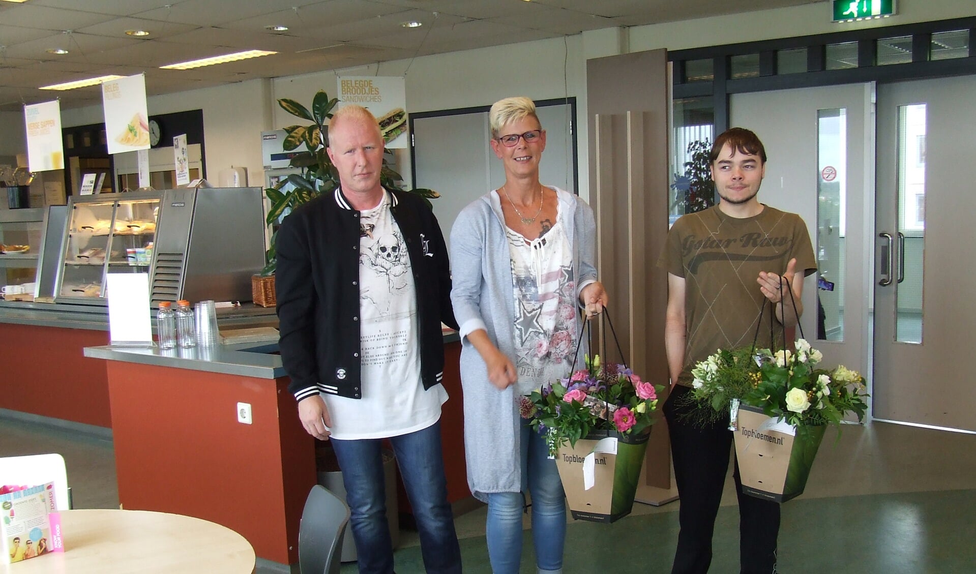 V.l.n.r. Paul, Annelies en Roy kregen een bloemetje voor hun kordate optreden. (Foto: EvE)
