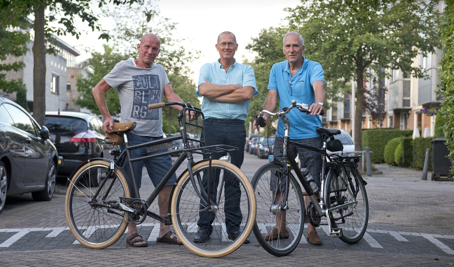 Hans van der Sman (met fiets zonder versnellingen), Bartjan Kerklaan (met armen over elkaar) en Sjaak van der Burg (met fiets met versnellingen). (foto: Roel van Dorsten)