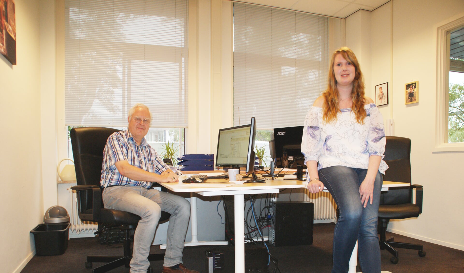 Peter van Koppen en zijn dochter Marianne in hun kantoor in de Plaspoelpolder.