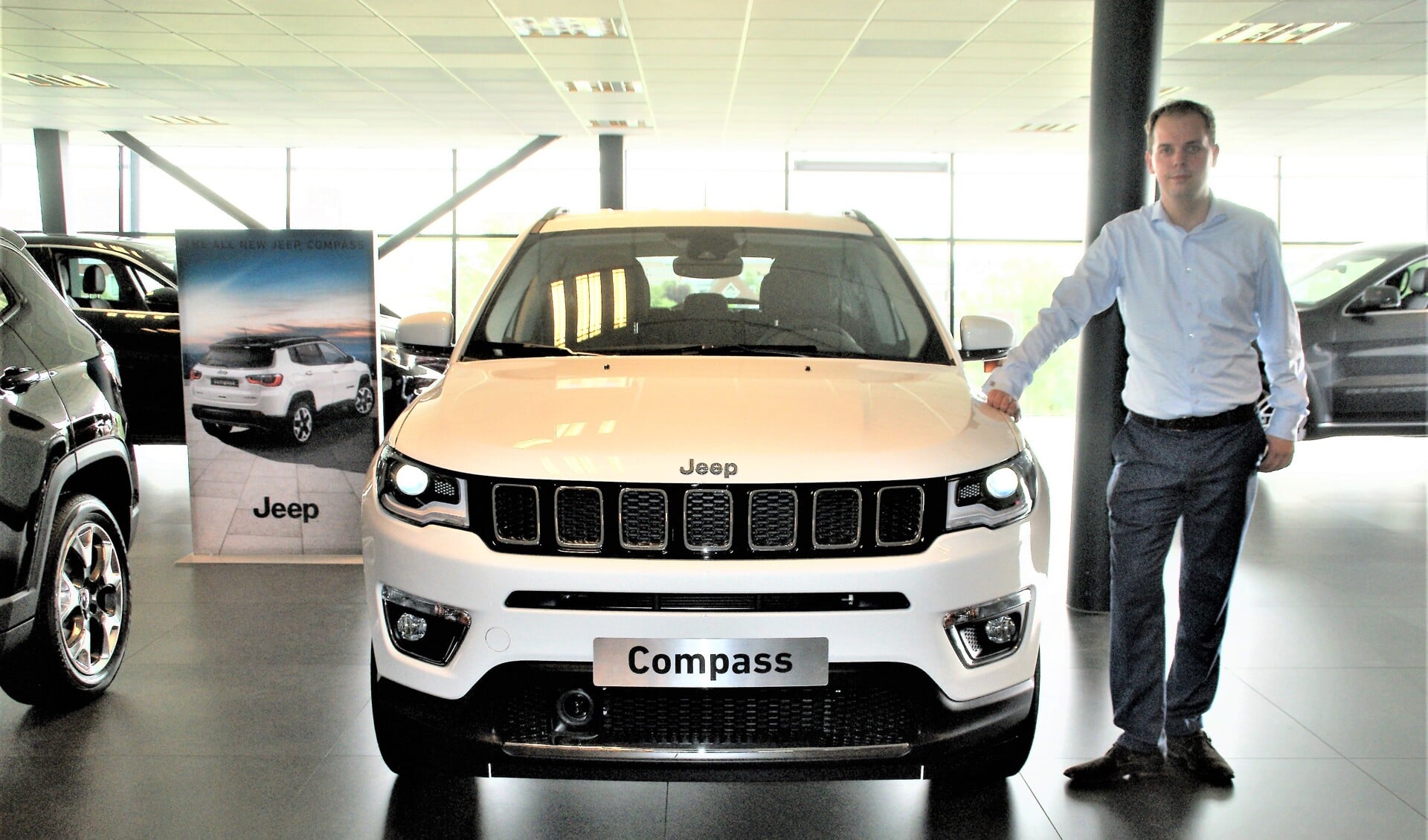 Verkoopleider Jorge Niemeijer bij de 2017-versie van de Jeep Compass.