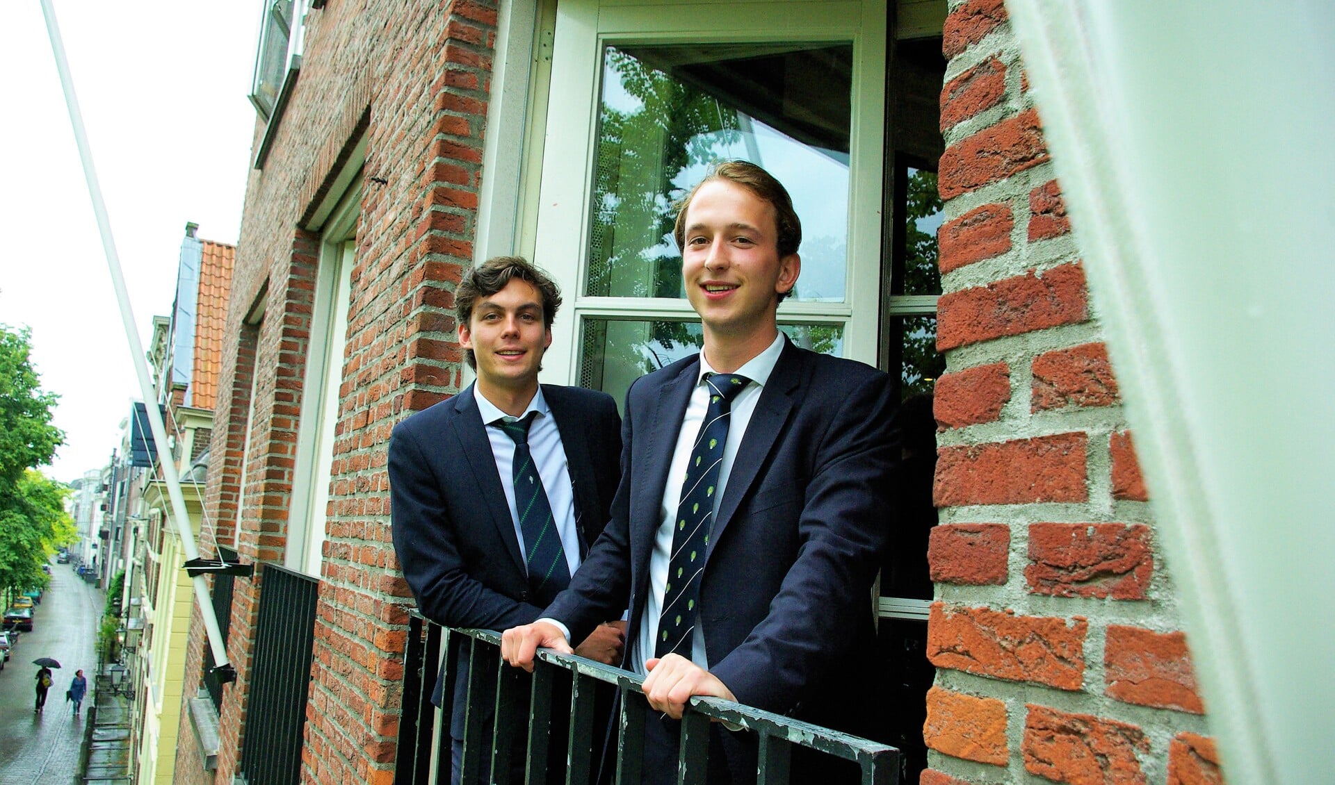 Daniël Houwing (links) en Emiel Bartels betreuren dat een aspirant-lid de kennismakingstijd vroegtijdig en met een zware hersenschudding vroegtijdig moest beëindigen. (foto: Jesper Neeleman)