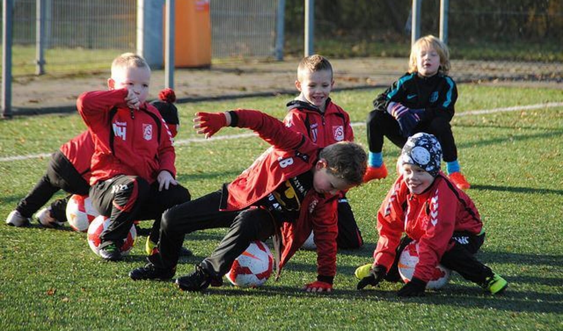 Kleine voetballers, grote tenues... Ukkenvoetbal is leuk om naar te kijken. (Foto: PR)