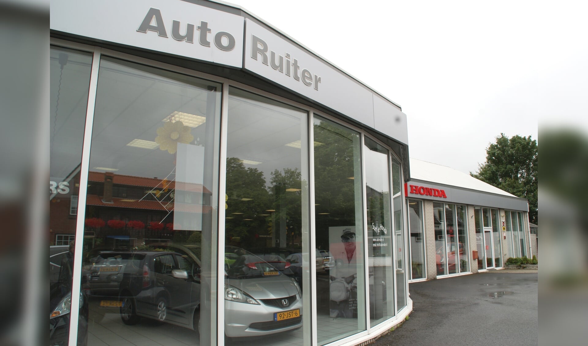 Het pand van Auto Ruiter, duidelijk herkenbaar aan het Oosteinde in Wateringen.