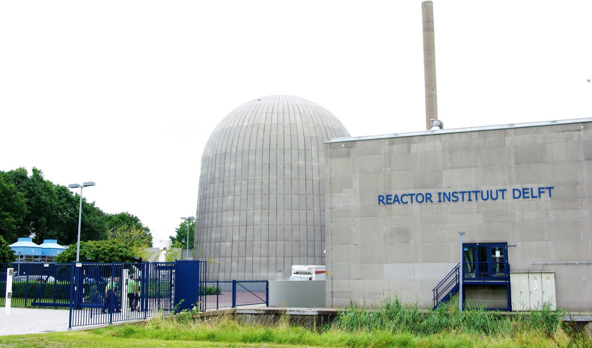 De kleine kernreactor, die zich bevindt in het bekende koepelgebouw aan de Mekelweg, wordt gemoderniseerd. (foto: Jesper Neeleman)