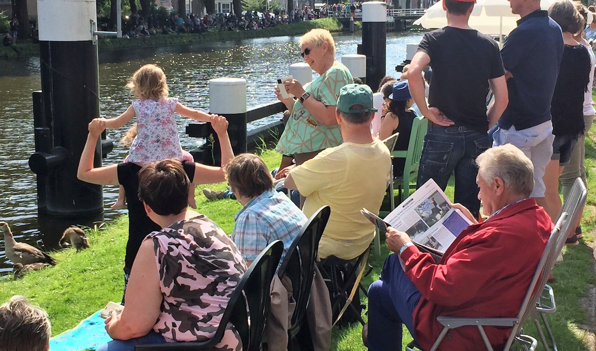 In afwachting van de boten genoten veel bezoekers van een speciale editie van Delft op Zondag. 