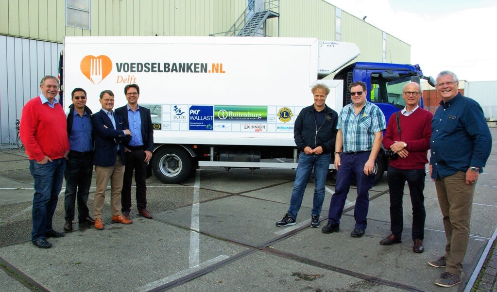 Vertegenwoordigers van de drie Delftse Lions clubs en vrijwilligers van de Voedselbank zijn zeer tevreden met het resultaat van de jubileumacties: een koel- en vrieswagen voor de Voedselbank. 