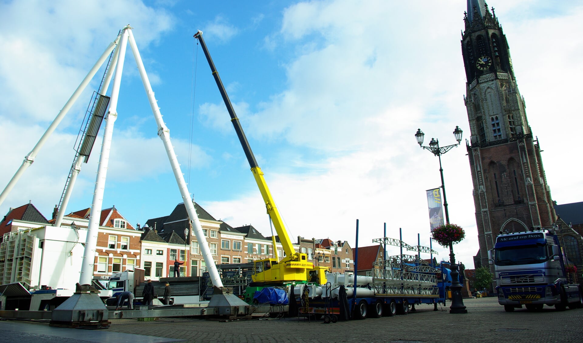 De opbouw van de kermis was gistermorgen nog in volle gang. Vanmiddag gaat de kermis om 15.00 uur open. 