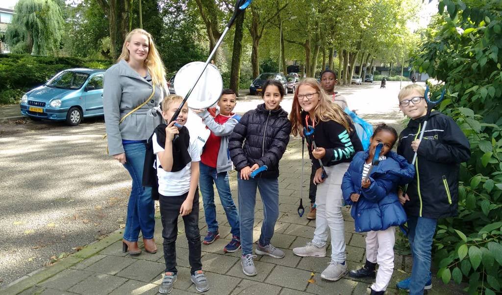 De kleine schoonmakers klaar voor de zwerfafvalactie in Delft.