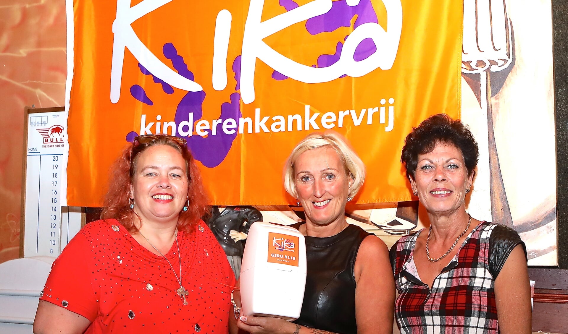 Nettie, Conny en Jolanda zijn blij met de opbrengst van 'Dansen voor KiKa. (Foto: PR)