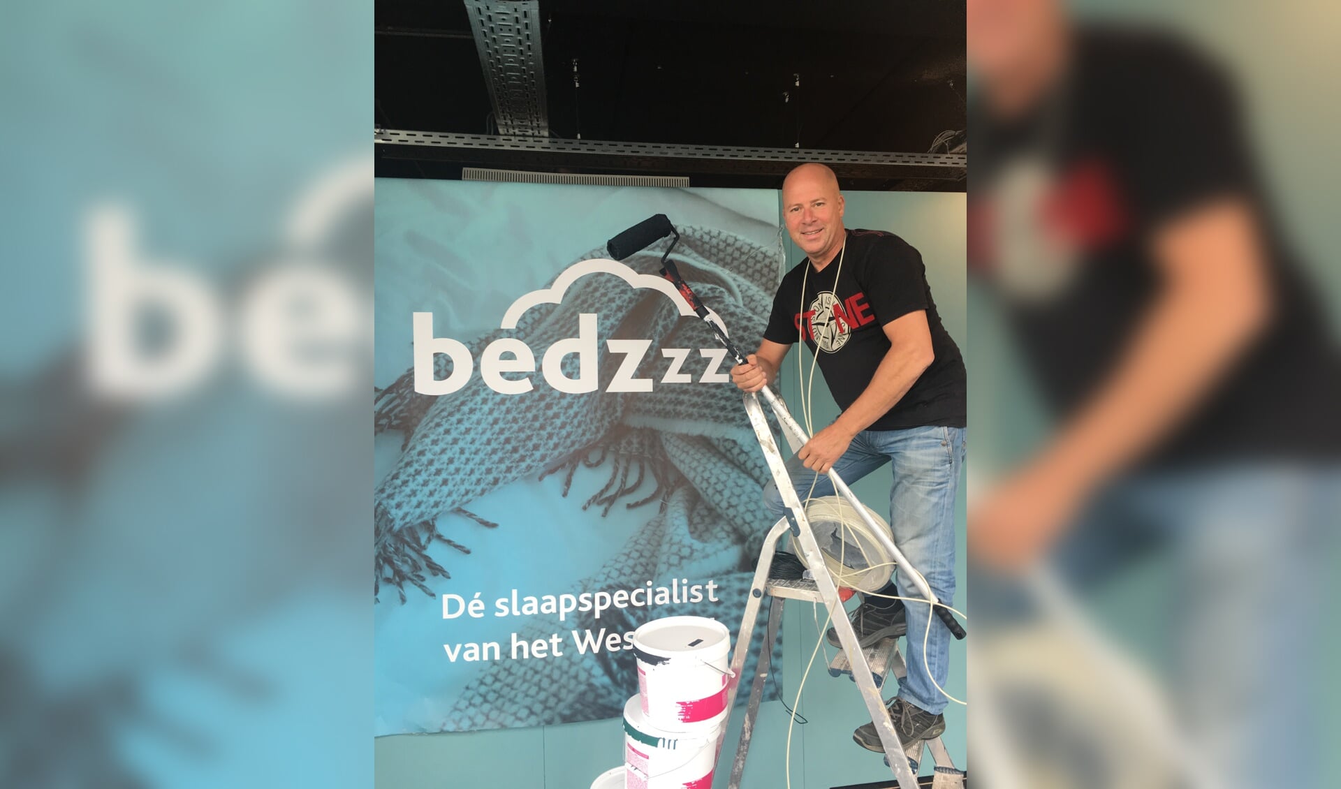 Piet Nipius in actie in zijn nieuwe winkel: BedZzz. Deze zal op 2 oktober officieel de deuren openen. 