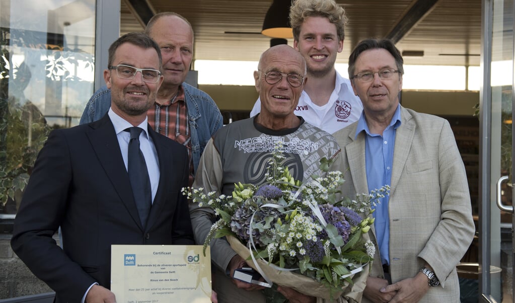 Wethouder Raimond de Prez, Guus Heemskerk (Sportraad), Rinus van den Bosch, Bob Dijkhuizen (voorzitter Ariston’80) en Sportraad-voorzitter Wicher Schreuders (v.l.n.r.). (foto: Roel van Dorsten)