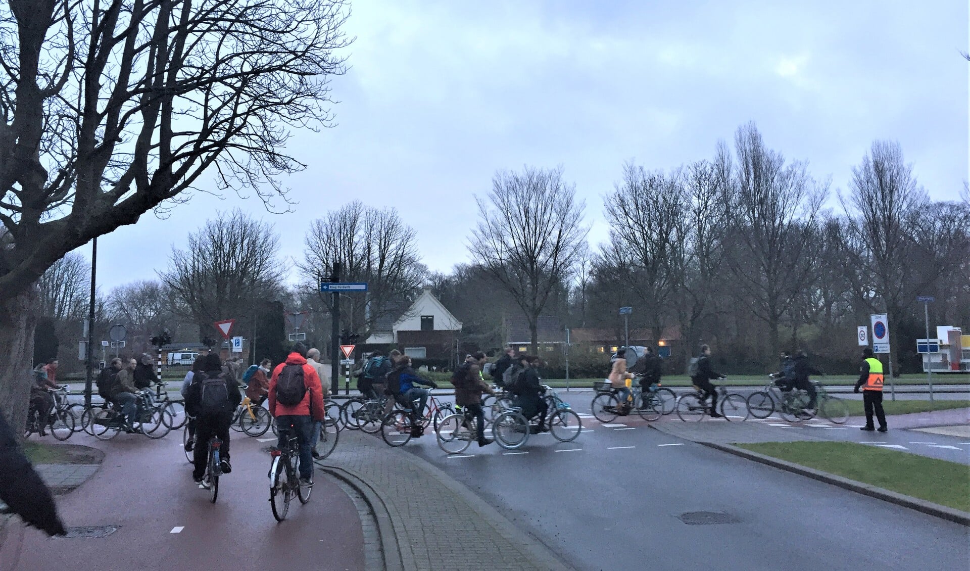 Het is en blijft, ook nu de eerste fietsers de fietsstraat in de Leeghwaterstraat hebben ontdekt, behoorlijk druk op de kruising Mekelweg/Jaffalaan. (foto: Jesper Neeleman)