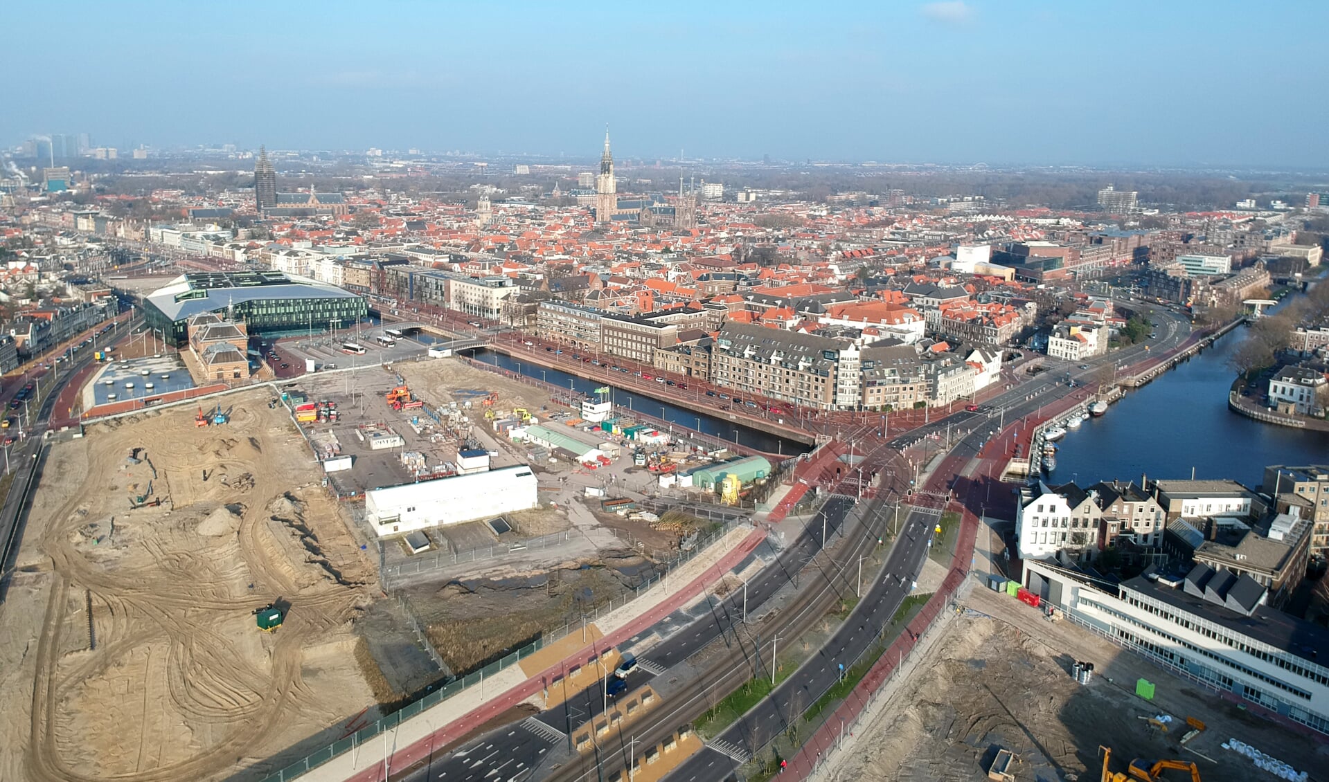 Het is mooi om in een historische stad met een gloednieuwe Spoorzone te wonen, waar dit weekend groots wordt gevierd dat de grootste bouwprojecten zijn afgerond. Maar we krijgen het allemaal niet cadeau. Delft is op het gebied van woonlasten de duurste stad om te wonen.  (foto: Willem de Bie)