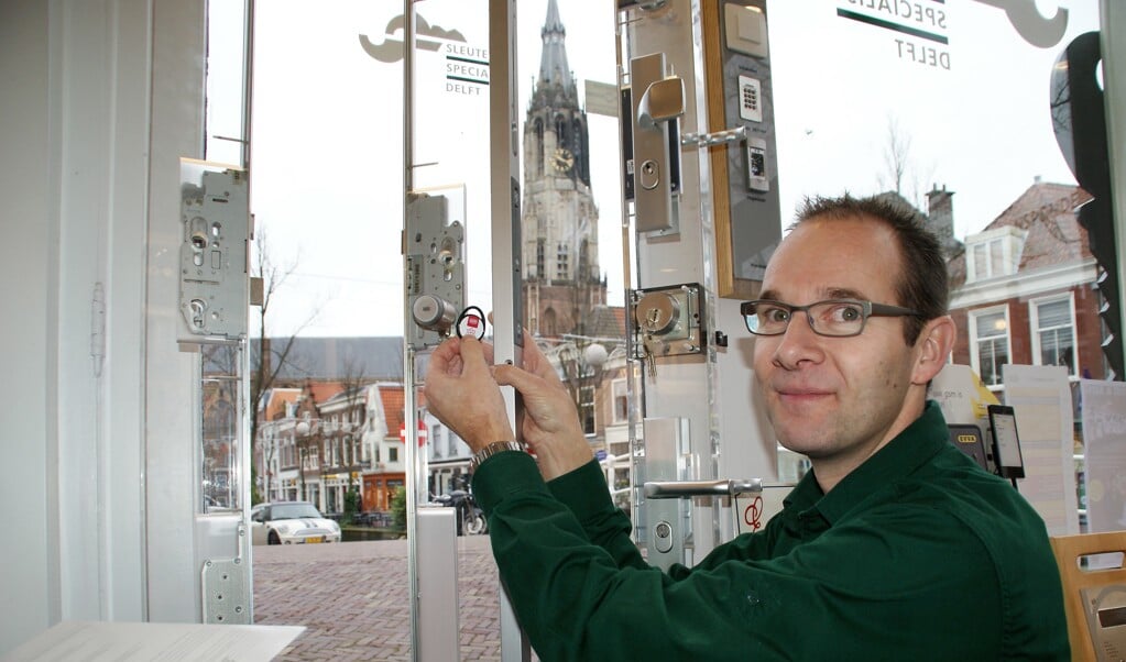 Jeroen van der Werf met de druppel of tag bij het slotensysteem van Dom. (foto: ML)