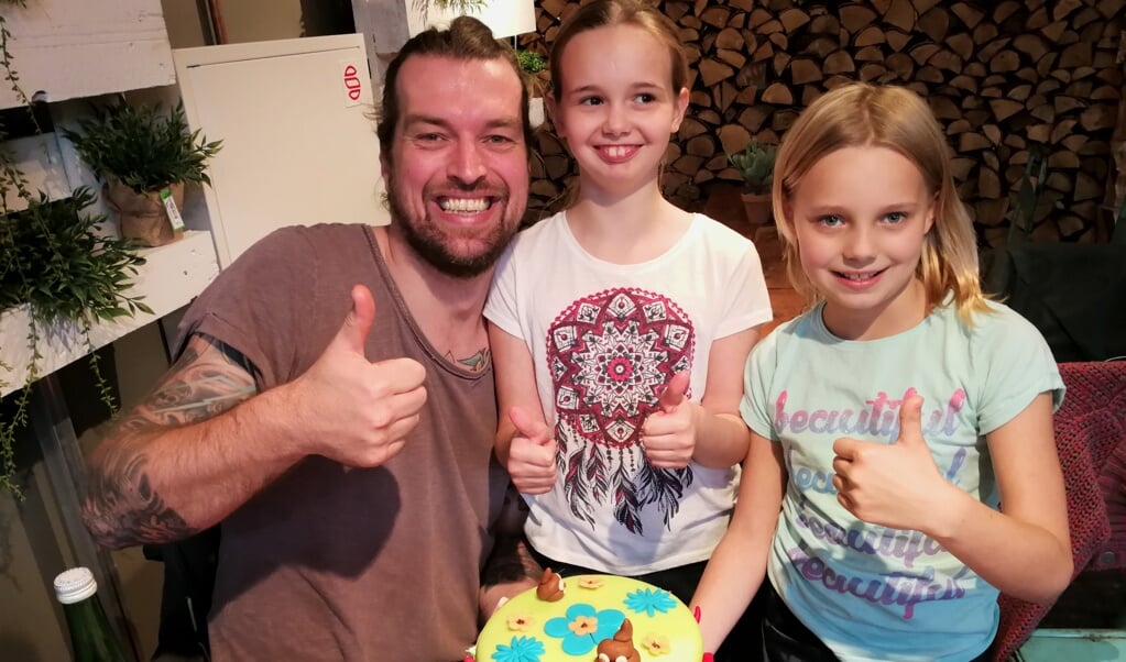 Heel Holland Bakt-winnaar Menno de Koning heeft samen met twee zusjes een taart versierd.