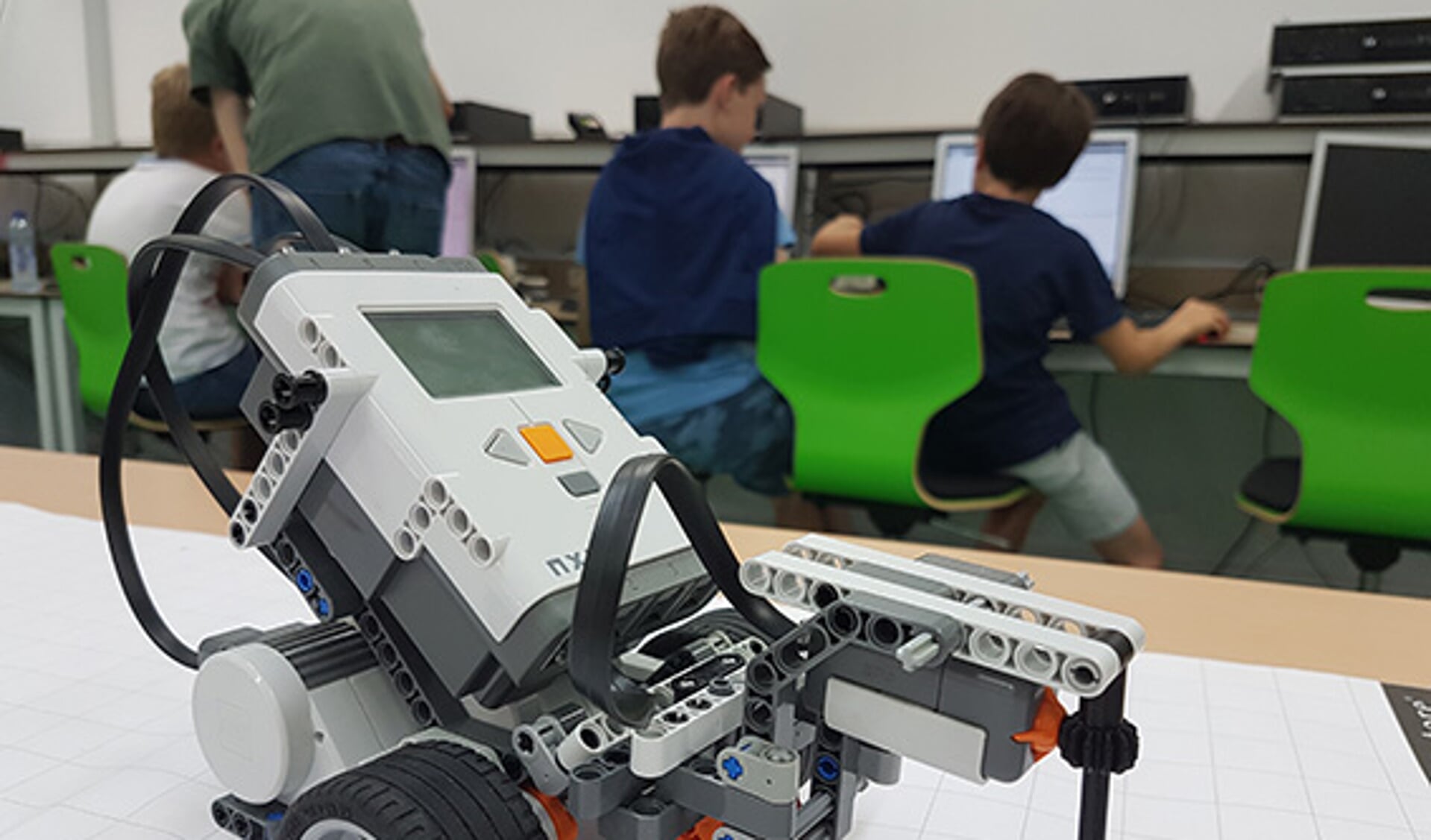 Kinderen leren tijdens Techlab onder meer om een van de onhandigste robots te bouwen.