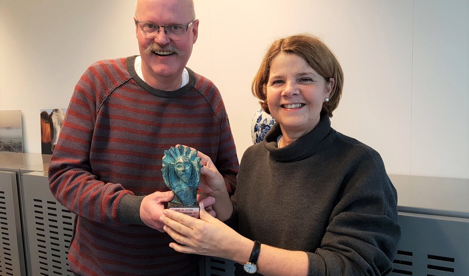 Bekendste Delftenaar 2017 Aad van der Hoeven reikte de bronzen Hugo woensdagmiddag uit aan de Bekendste Delftenaar 2017: Marja van Bijsterveldt. 