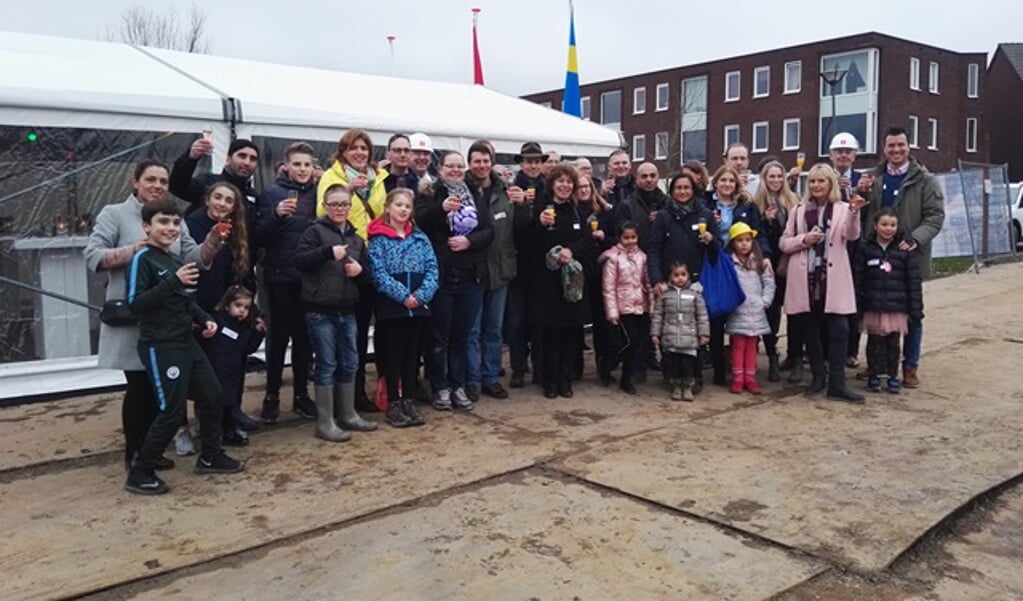 De toekomstige bewoners van Eiland Ameland vieren de bouwstart van hun woningen.