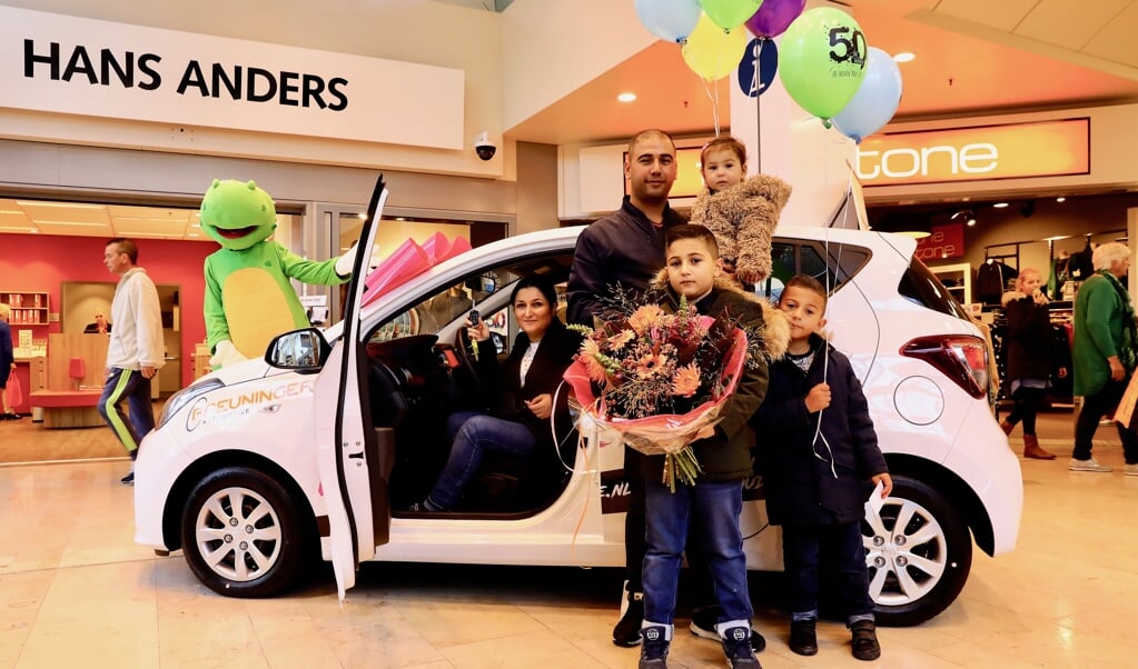 De winnaar van de auto, Dilvin Shafik, met zijn gezin (foto: Koos Bommelé)