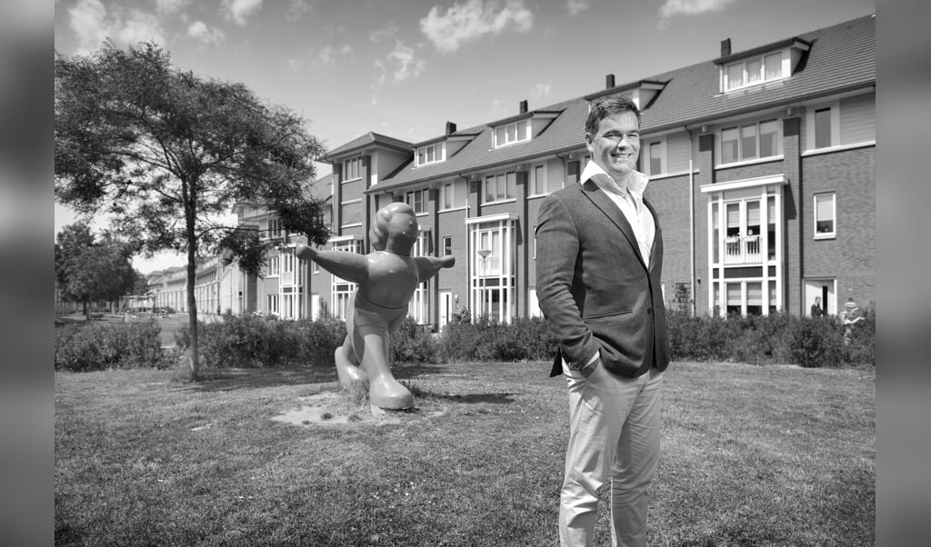 Makelaar Aram Boonstoppel op de aantrekkelijke Delftse woonlocatie Molenweide.