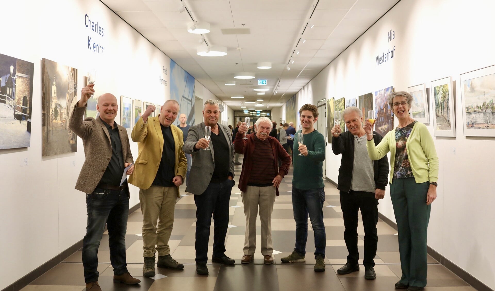 Kunstenaars van de expositie 'Reinier en zijn omgeving': Van links naar rechts- René Jacobs, Rob van Es, Kees Tetteroo, Fred Hemmes, Mark van Huystee, Charles Kientz en Mia Westerhof.
