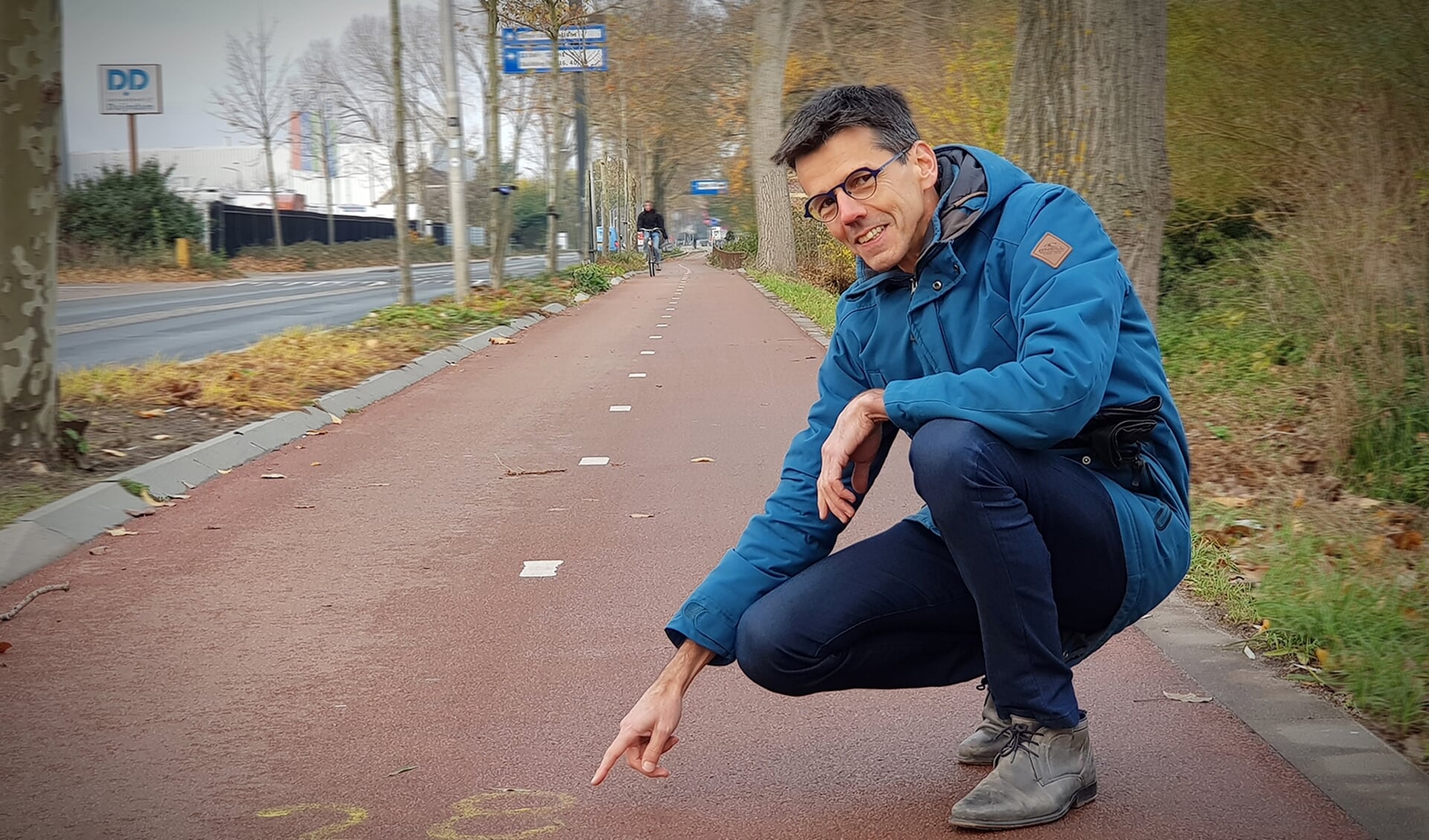 Marius Schwartz van 'De Koplopers' bij looptekens op het fietspad langs de Rotterdamseweg 