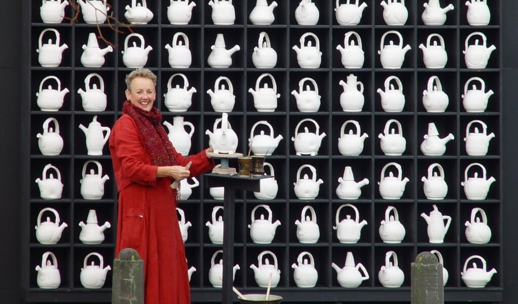 Pottenbakker Tineke van Gils en haar beroemde theepotten-installatie.