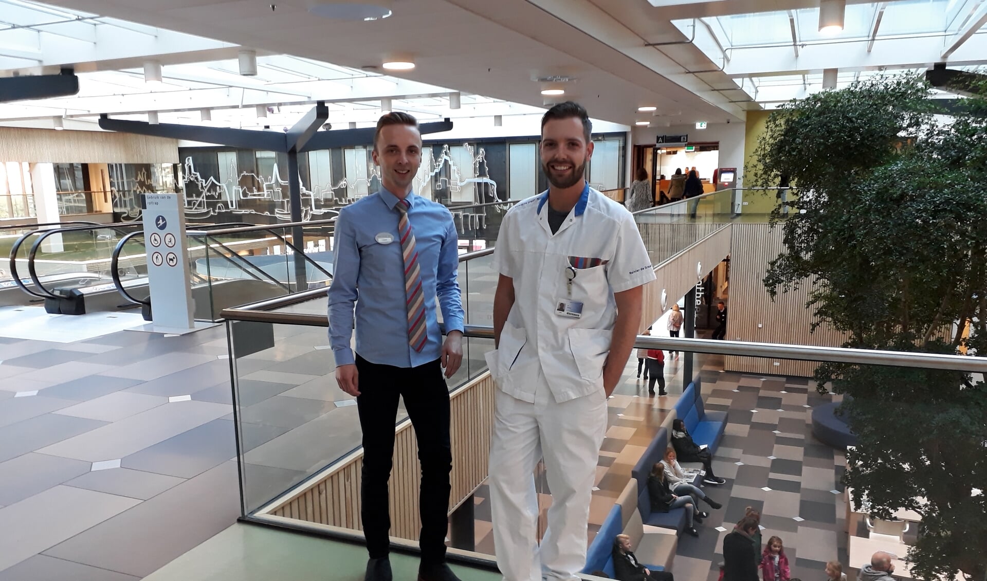 Vrijwilliger Casper Groen en verpleegkundige Tim Penning: blij met 'hun' bekroonde ziekenhuis