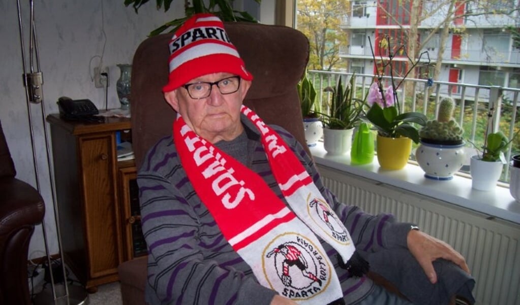 Sparta-fan Wim Jansen in zijn nopjes met de uitnodiging van Hans Meijer